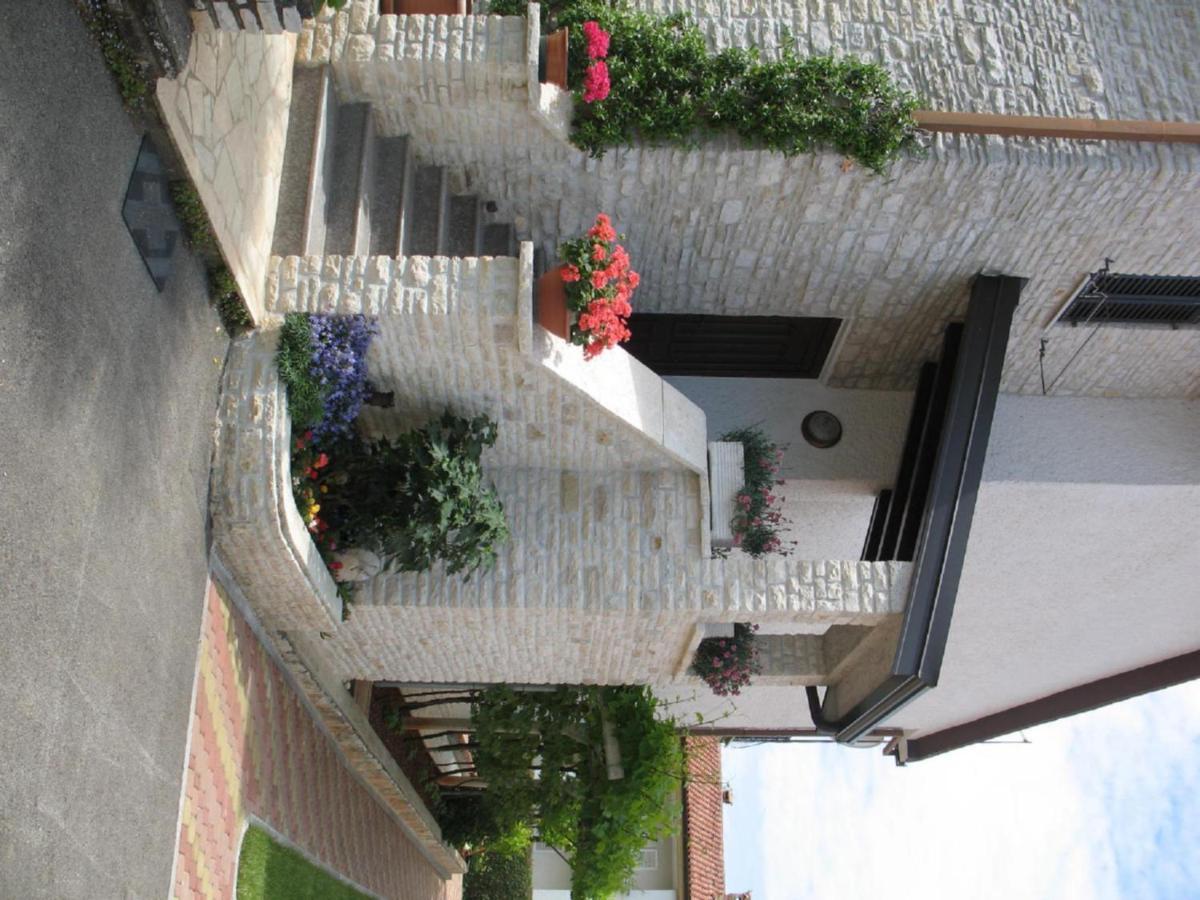 פורץ Apartmani Villa Otilija מראה חיצוני תמונה